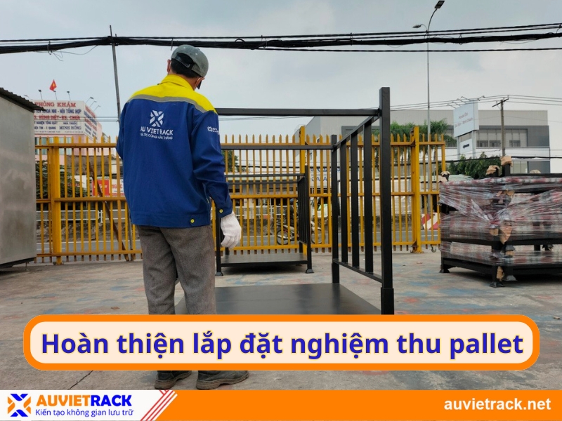 Kiểm tra Pallet sắt trước khi bàn giao 